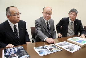 ２４年前を振り返る（左から）岩沢茂幸さん、岡本啓さん、志岐秀信さん＝大阪市阿倍野区、奥村組