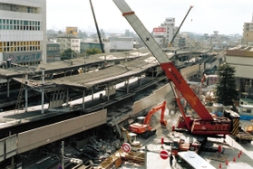 崩壊したＪＲ六甲道駅。懸命の復旧工事が続いた＝１９９５年１月２５日