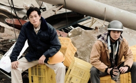 六甲道駅の復旧を描いたドラマに出演する井浦新さん（左）と野村周平さん（関西テレビ提供）