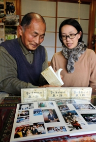 製本化したパラパラ絵本を手に「命、家族の大切さを伝えたい」と話す上野政志さん（左）とデザイナーの本下瑞穂さん＝兵庫県佐用町