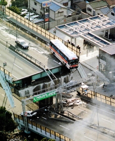 阪神・淡路大震災で崩壊した阪神高速道路。走行中の車が多ければ、被害拡大の恐れもあった＝１９９５年１月１７日朝、西宮市