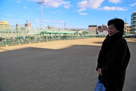 仮設住宅があった「はなぞの広場」。松本茂子さんは今年もここで追悼行事を催す＝明石市西明石南町１