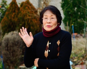 妹の斉藤洋子さん夫婦との思い出を話す木島悦子さん＝篠山市今田町今田新田（撮影・中西幸大）
