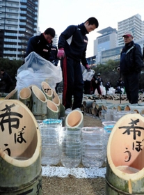 １・１７のつどい会場にペットボトルの灯籠を並べる高校生ボランティア＝１５日午後、神戸市中央区加納町６（撮影・大山伸一郎）