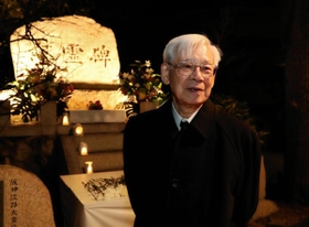 慰霊碑前で２４年の歩みを振り返り、政枝さんへの思いを語る永島長一郎さん＝１７日午前６時１８分、神戸市東灘区魚崎中町４、魚崎わかばサロン（撮影・三浦拓也）