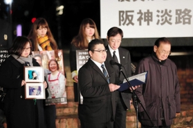 遺族代表として、震災から２４年の思いを語る柴田大輔さん（中央）＝１７日午前５時５６分、神戸市中央区加納町６、東遊園地（撮影・大山伸一郎）