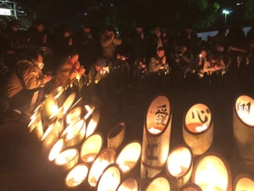 阪神・淡路大震災の発生時刻に合わせて黙とうする人たち＝午前５時４６分、神戸市中央区の東遊園地