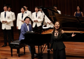 大江千里さんのピアノ伴奏に合わせ、「上を向いて歩こう」を熱唱する八神純子さん（右手前）ら＝兵庫県立芸術文化センター（撮影・冨居雅人）