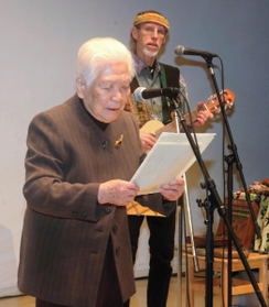 亡くなった友人への思いを読み上げる宝田政子さん（手前）＝神戸市中央区海岸通脇浜海岸通１