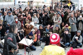 震災復興の歩みに思いをはせ、精魂を込めて歌うメンバー＝１７日午後、神戸市長田区若松町４（撮影・大山伸一郎）