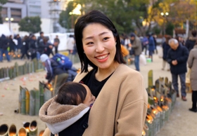 亡き母と、１歳を迎えた娘への思いを語る永尾奈津紀さん＝１７日午後、神戸市中央区加納町６（撮影・山崎　竜）