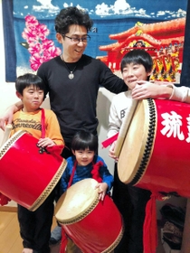「マーちゃんができなかった分まで踊りたい」と話す玉那覇正樹さん。長男の瑛正さん、三男の興正ちゃん、次男の善正君（前列右から）も立派な踊り手だ＝宝塚市高松町