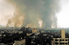 黒煙を上げながら燃え広がる長田、兵庫一帯の火事＝１９９５年１月１７日、神戸市須磨区若宮町から