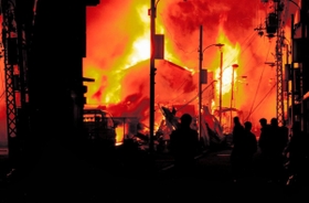 炎を噴き上げて燃えさかる住宅街。夜になっても火勢は衰えなかった＝１９９５年１月１７日午後１０時半、神戸市兵庫区松本通