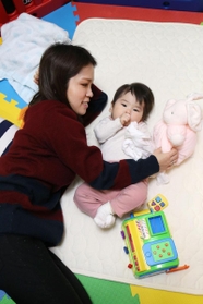 故郷から遠く離れた場所で子育てに奮闘する三苫望美さん。娘の紗來ちゃんは１０カ月になった＝埼玉県三郷市早稲田（撮影・風斗雅博）