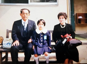 震災から３カ月。望美さん（中央）の小学校入学式に参列した祖父の野村一夫さん（左）と祖母の佳さん（三苫望美さん提供）