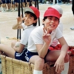 小学校の運動会で記念撮影する松本幸大さん（左）と大浅田一郎君＝１９９１年撮影（松本さん提供）