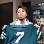 社会人軟式野球チームの背番号「７」のユニホームを手に、親友の大浅田一郎君との思い出を語る松本幸大さん＝神戸市東灘区（撮影・風斗雅博）