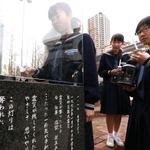 「１・１７希望の灯り」からろうそくに火を移す生徒たち＝１２日午後、神戸市中央区加納町６、東遊園地（撮影・辰巳直之）