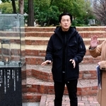 ガス灯「１・１７希望の灯り」を見学する井浦新さん（左）＝１２日午前、神戸市中央区、東遊園地