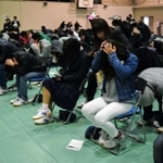避難訓練で頭を手で覆い、身を守る生徒ら＝西脇北高校