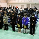 阪神・淡路大震災の犠牲者のために黙とうする出席者＝西脇北高校