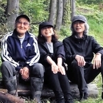 （左から）佐藤直志さんと中北富代さん、夫の幸さん＝岩手県陸前高田市（中北さん提供）