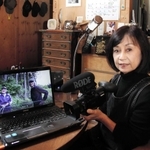 ドキュメンタリー制作の機材を手にする中北富代さん＝西宮市大井手町