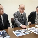２４年前を振り返る（左から）岩沢茂幸さん、岡本啓さん、志岐秀信さん＝大阪市阿倍野区、奥村組