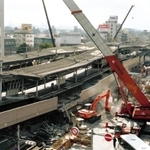 崩壊したＪＲ六甲道駅。懸命の復旧工事が続いた＝１９９５年１月２５日
