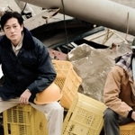 六甲道駅の復旧を描いたドラマに出演する井浦新さん（左）と野村周平さん（関西テレビ提供）