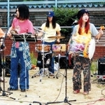 １９９５年６月に神戸市長田区の公園で行ったライブ（いずれもソウル・フラワー・ユニオン提供）