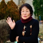 妹の斉藤洋子さん夫婦との思い出を話す木島悦子さん＝篠山市今田町今田新田（撮影・中西幸大）