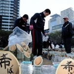 １・１７のつどい会場にペットボトルの灯籠を並べる高校生ボランティア＝１５日午後、神戸市中央区加納町６（撮影・大山伸一郎）
