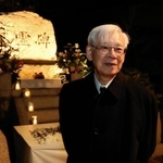 慰霊碑前で２４年の歩みを振り返り、政枝さんへの思いを語る永島長一郎さん＝１７日午前６時１８分、神戸市東灘区魚崎中町４、魚崎わかばサロン（撮影・三浦拓也）
