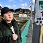 避難経路を示す緑色のラインに「見直しが必要」と訴える上野恵司さん＝淡路市志筑