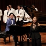 大江千里さんのピアノ伴奏に合わせ、「上を向いて歩こう」を熱唱する八神純子さん（右手前）ら＝兵庫県立芸術文化センター（撮影・冨居雅人）