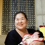震災で亡くなった加藤はるかさんの銘板前で思いを語る姉の菊地いつかさん＝１６日午後、神戸市中央区の東遊園地（撮影・斎藤雅志）