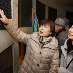 銘板に妹の名を見つけ、優しく指でさする細木知恵さん（左）と娘の香保瑠さん＝１７日午前、神戸市中央区加納町６（撮影・中西大二）