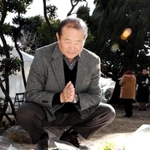 神戸大学の慰霊献花式で長男竜一さんの名前が刻まれた慰霊碑に手を合わせる坂本秀夫さん＝１７日午後、神戸市灘区六甲台町１（撮影・斎藤雅志）