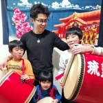 「マーちゃんができなかった分まで踊りたい」と話す玉那覇正樹さん。長男の瑛正さん、三男の興正ちゃん、次男の善正君（前列右から）も立派な踊り手だ＝宝塚市高松町