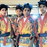 兄弟同然の仲だった古家正博さん（右から２人目）と玉那覇正樹さん（左端）