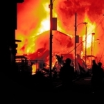 炎を噴き上げて燃えさかる住宅街。夜になっても火勢は衰えなかった＝１９９５年１月１７日午後１０時半、神戸市兵庫区松本通