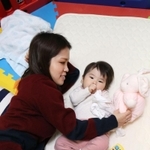 故郷から遠く離れた場所で子育てに奮闘する三苫望美さん。娘の紗來ちゃんは１０カ月になった＝埼玉県三郷市早稲田（撮影・風斗雅博）