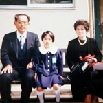震災から３カ月。望美さん（中央）の小学校入学式に参列した祖父の野村一夫さん（左）と祖母の佳さん（三苫望美さん提供）