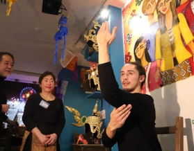フィリピン出身の女性が働く料理店に合わせて作った踊りを披露するデイビッドさん＝神戸市中央区元町通２