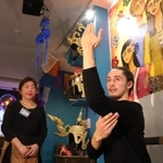 フィリピン出身の女性が働く料理店に合わせて作った踊りを披露するデイビッドさん＝神戸市中央区元町通２