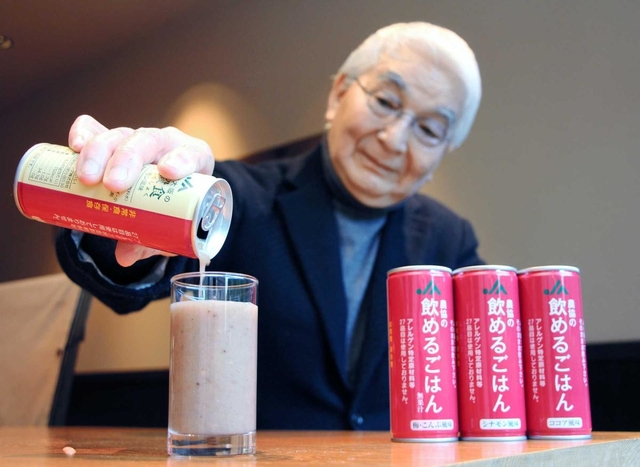 ＪＡ北大阪が販売する「飲めるごはん」。「阪神・淡路大震災がなければ生まれていなかった」とミツレフーズの三宅さん＝神戸市東灘区御影山手１