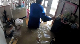 押し問答の末、ようやく避難を始めた男性＝２０１８年７月、岡山県倉敷市真備町（丸畑裕介さん提供）