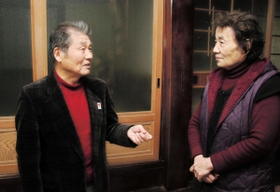 年末のあいさつのため近隣を周る神子畑区の山内隆次郎区長。顔の見える関係は重要だ＝朝来市佐嚢